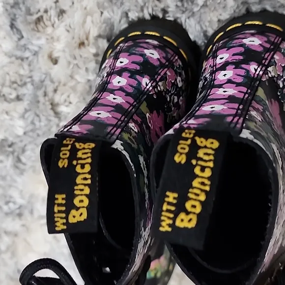 DR MARTENS SIZE 7