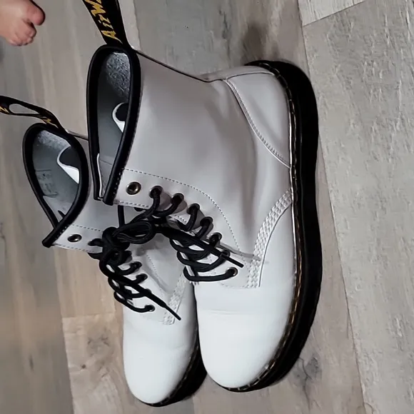 DR MARTENS White Leather Zavala Lace Up Combat Ankle Boots Size 9W/8M