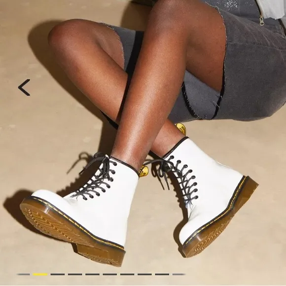 Dr. Martens white smooth leather lace up boots size 7 NEW!