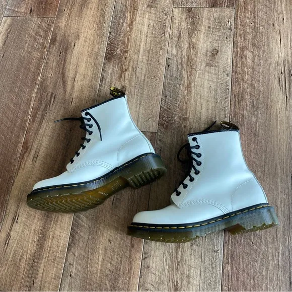 Dr. Martens white smooth leather lace up boots size 7 NEW!