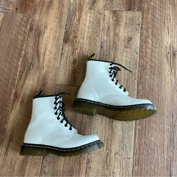 Dr. Martens white smooth leather lace up boots size 7 NEW!