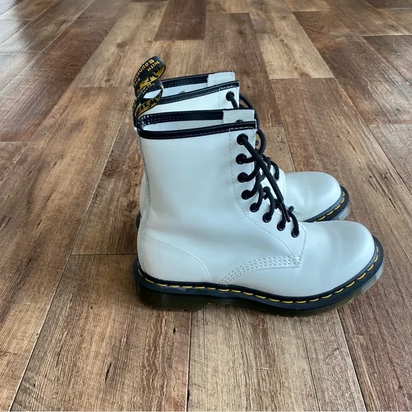 Dr. Martens white smooth leather lace up boots size 7 NEW!