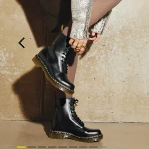 Dr Martens woman’s black the original 1460 lace up boots size 37