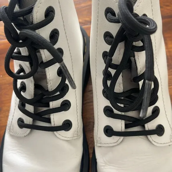Dr. Martens Women's Luana AW004 Lace Up Boots Off White size 6