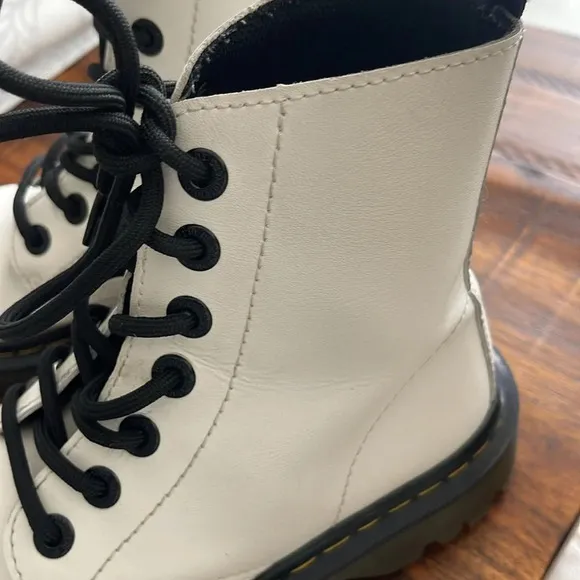 Dr. Martens Women's Luana AW004 Lace Up Boots Off White size 6