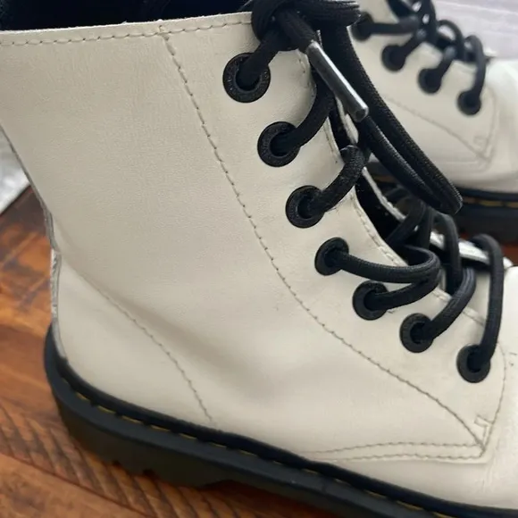 Dr. Martens Women's Luana AW004 Lace Up Boots Off White size 6