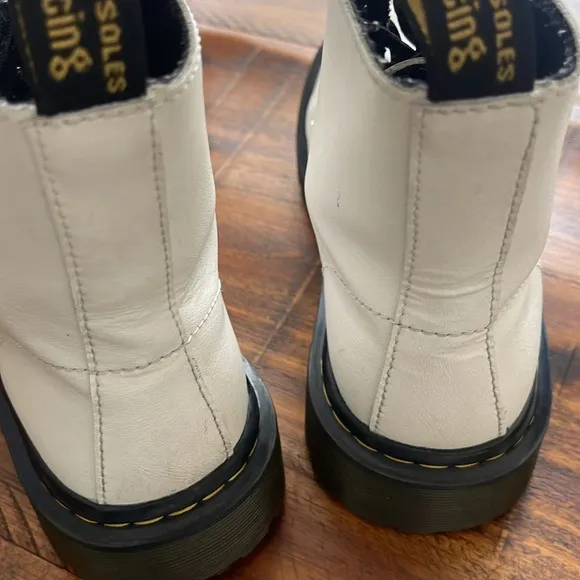 Dr. Martens Women's Luana AW004 Lace Up Boots Off White size 6