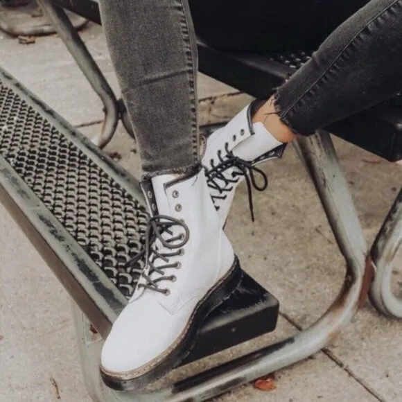 Dr. Martens Zavala Air Wair Leather Combat Boots White Size 8 NEW IN BOX
