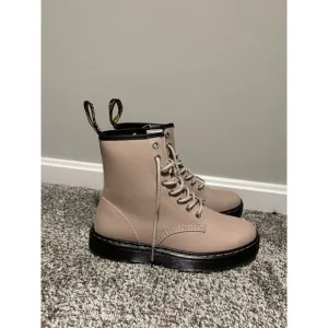 Dr martens Zavala taupe lace up boots size 8