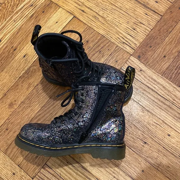 Dr Martin crinkle metallic lace up boots size 9 ( toddler)