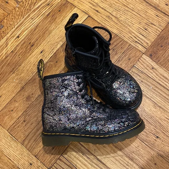 Dr Martin crinkle metallic lace up boots size 9 ( toddler)