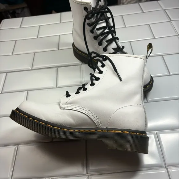 Dr/Doc Martens 1460 SMOOTH LEATHER LACE UP BOOTS US 7 White