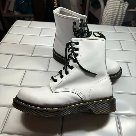 Dr/Doc Martens 1460 SMOOTH LEATHER LACE UP BOOTS US 7 White