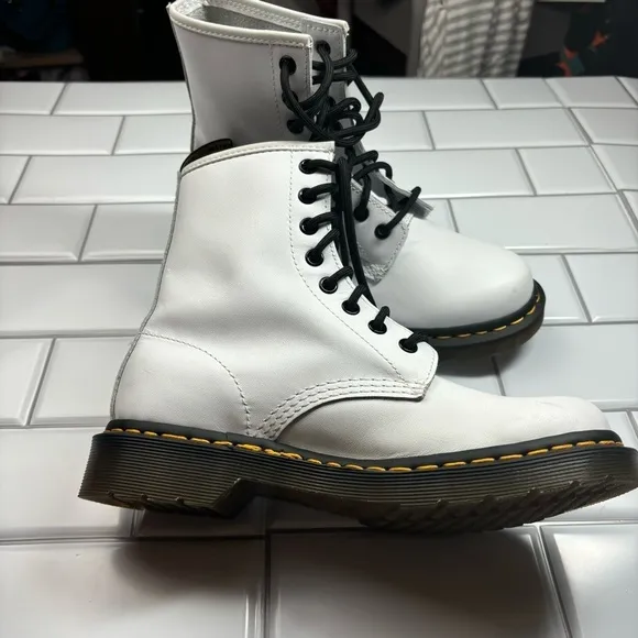 Dr/Doc Martens 1460 SMOOTH LEATHER LACE UP BOOTS US 7 White