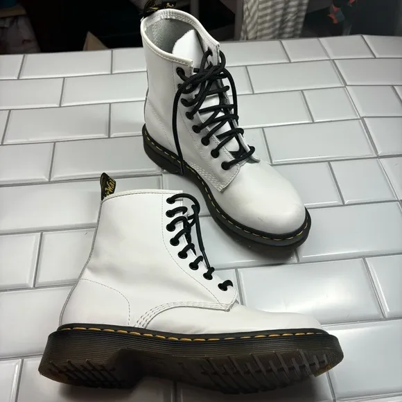 Dr/Doc Martens 1460 SMOOTH LEATHER LACE UP BOOTS US 7 White