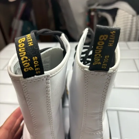 Dr/Doc Martens 1460 SMOOTH LEATHER LACE UP BOOTS US 7 White