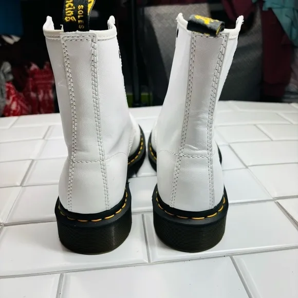 Dr/Doc Martens 1460 SMOOTH LEATHER LACE UP BOOTS US 7 White