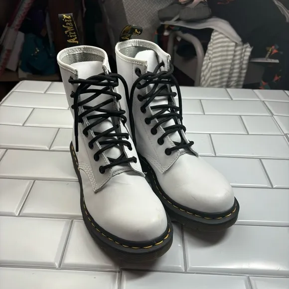 Dr/Doc Martens 1460 SMOOTH LEATHER LACE UP BOOTS US 7 White