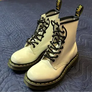Dr. Martens 11821100 Women's Size 7 Combat Boots White Smooth Leather