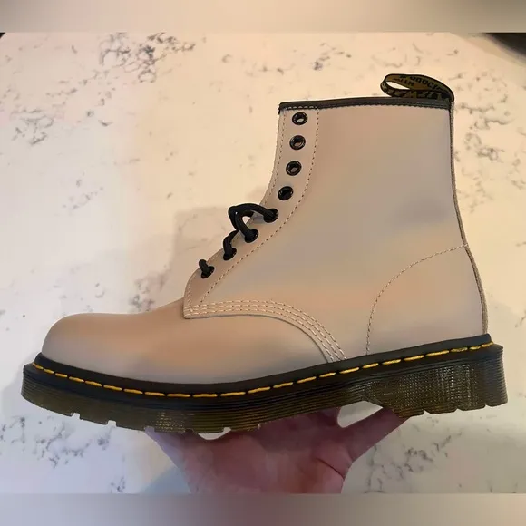 Dr.Martens Women’s SZ.9 1460 Smooth Leather Vintage Taupe Lace Up Boots New