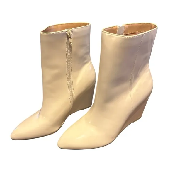 DV Dolce Vita Pascal Pointed Toe Sleek Patent Ivory Wedge Booties NEW Size 10