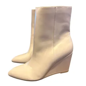 DV Dolce Vita Pascal Pointed Toe Sleek Patent Ivory Wedge Booties NEW Size 6