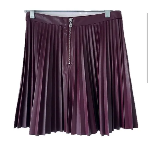 Expresses NWT burgundy faux leather mini pleated skirt