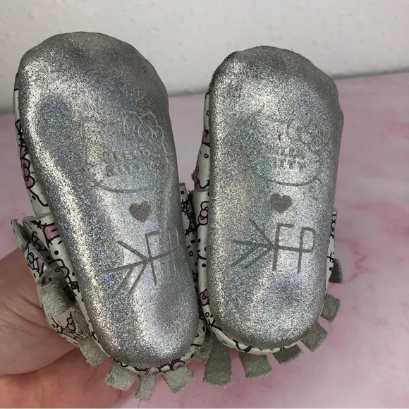 Freshly Picked x Sanrio Hello Kitty baby moccasins Peek a Bow size 2 infant