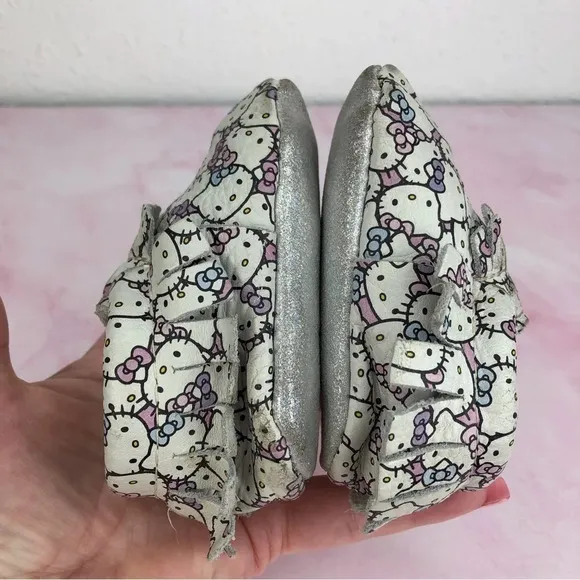 Freshly Picked x Sanrio Hello Kitty baby moccasins Peek a Bow size 2 infant