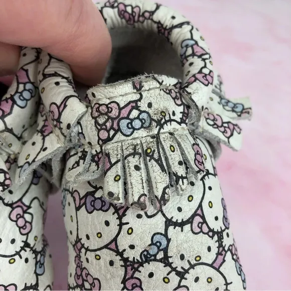 Freshly Picked x Sanrio Hello Kitty baby moccasins Peek a Bow size 2 infant