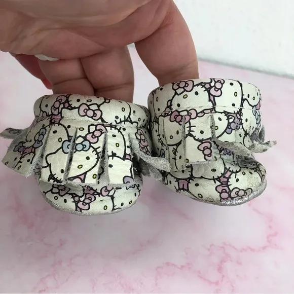 Freshly Picked x Sanrio Hello Kitty baby moccasins Peek a Bow size 2 infant