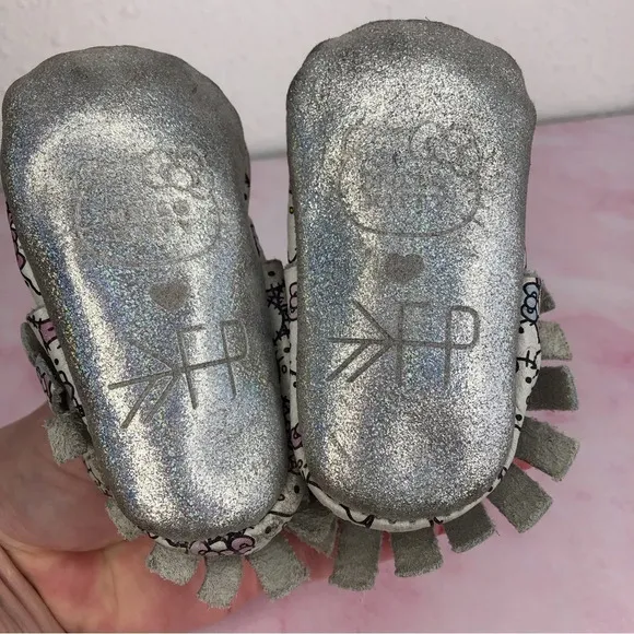 Freshly Picked x Sanrio Hello Kitty baby moccasins Peek a Bow size 2 infant