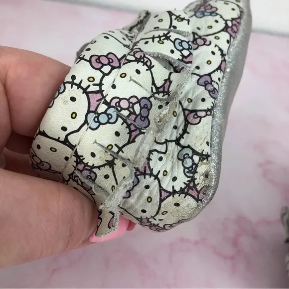 Freshly Picked x Sanrio Hello Kitty baby moccasins Peek a Bow size 2 infant