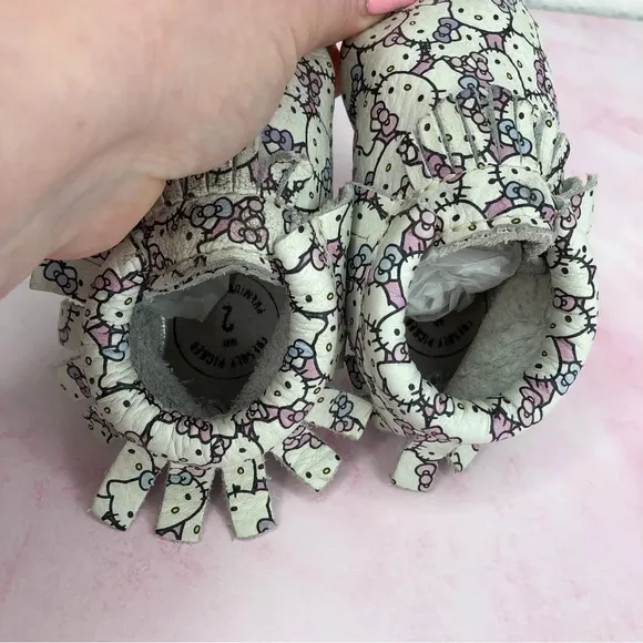 Freshly Picked x Sanrio Hello Kitty baby moccasins Peek a Bow size 2 infant