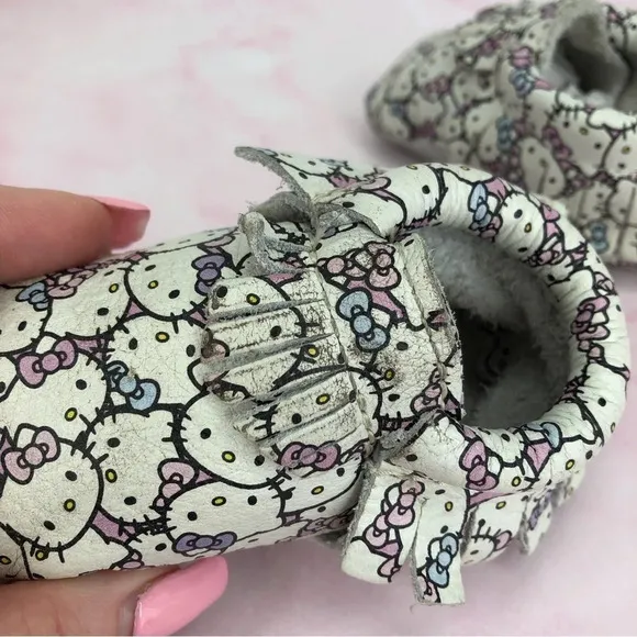 Freshly Picked x Sanrio Hello Kitty baby moccasins Peek a Bow size 2 infant
