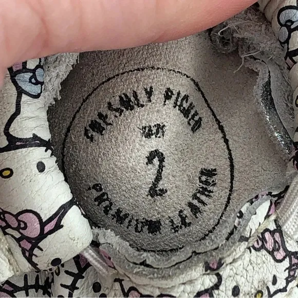 Freshly Picked x Sanrio Hello Kitty baby moccasins Peek a Bow size 2 infant