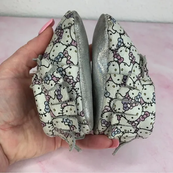 Freshly Picked x Sanrio Hello Kitty baby moccasins Peek a Bow size 2 infant