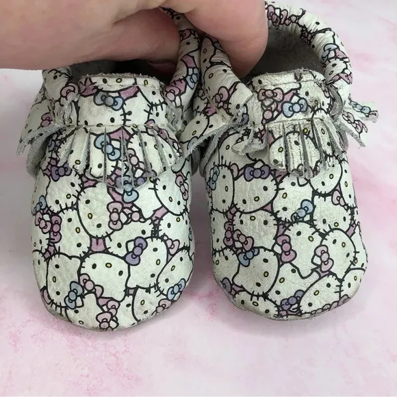 Freshly Picked x Sanrio Hello Kitty baby moccasins Peek a Bow size 2 infant