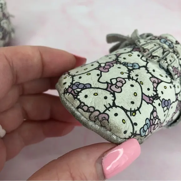 Freshly Picked x Sanrio Hello Kitty baby moccasins Peek a Bow size 2 infant
