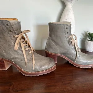Frye Sabrina Combat Boots size 9