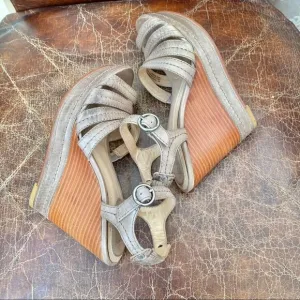 Frye taupe leather Corrina wedges sandals 6