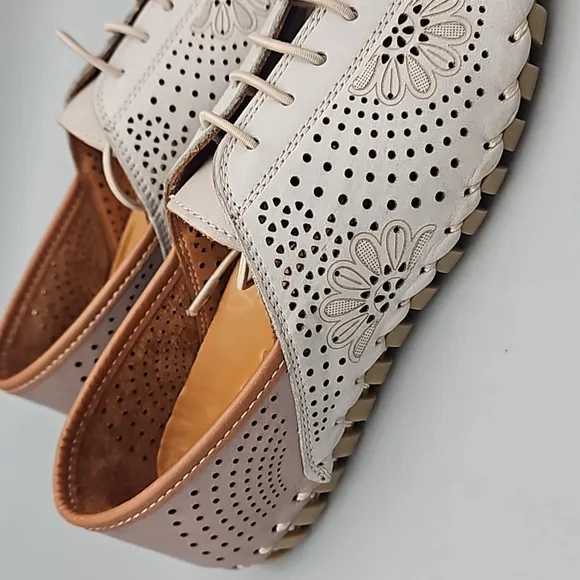 Gelato Theory: Two-tone lace sneaker shoes Women 35 US 5