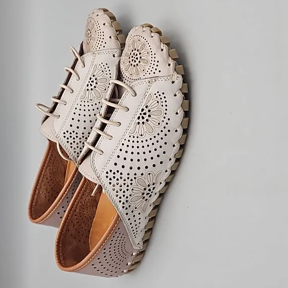 Gelato Theory: Two-tone lace sneaker shoes Women 35 US 5