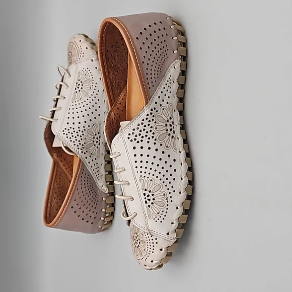 Gelato Theory: Two-tone lace sneaker shoes Women 35 US 5