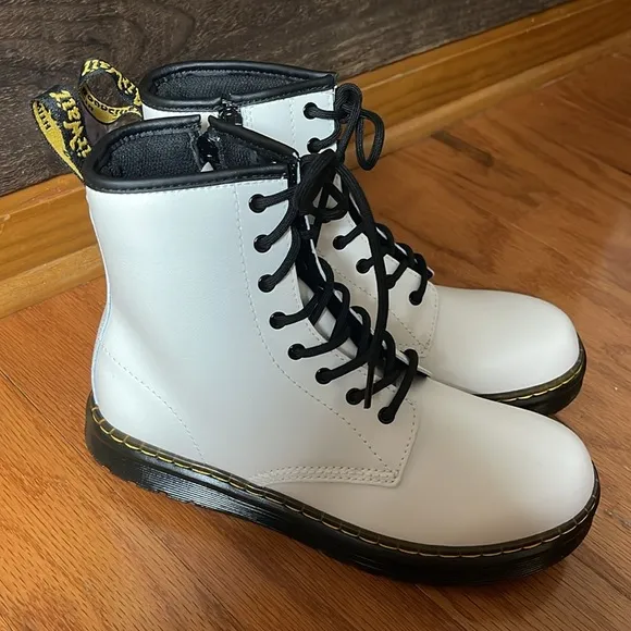 Girls Dr. Martens 1460 SMOOTH White LEATHER LACE UP BOOTS Size 6 New!