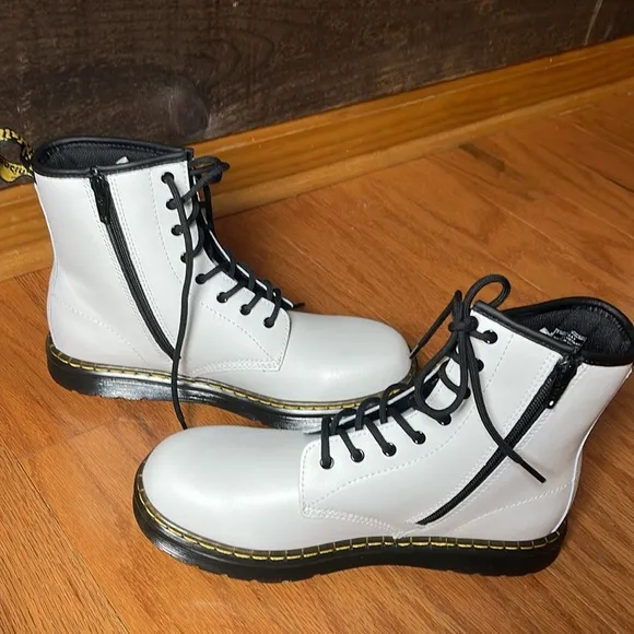 Girls Dr. Martens 1460 SMOOTH White LEATHER LACE UP BOOTS Size 6 New!