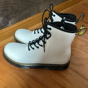 Girls Dr. Martens 1460 SMOOTH White LEATHER LACE UP BOOTS Size 6 New!