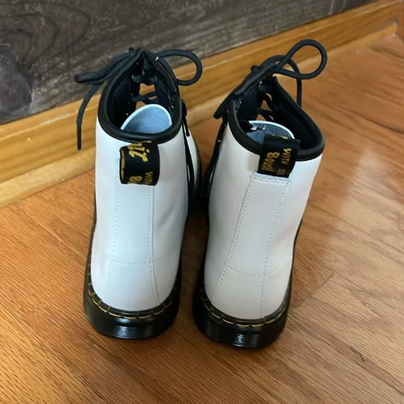 Girls Dr. Martens 1460 SMOOTH White LEATHER LACE UP BOOTS Size 6 New!