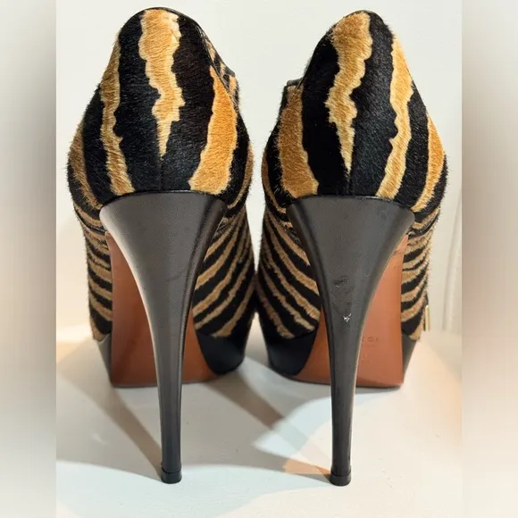 GUCCI Black and Tan Lace Up Boots with Striking Design