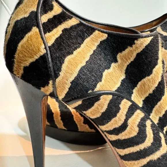 GUCCI Black and Tan Lace Up Boots with Striking Design